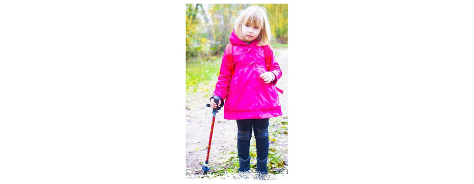 enfant en randonnée avec son bâton de marche télescopique CAO OUTDOOR